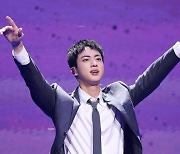 BTS 진, 파리 올림픽 성화 봉송한다