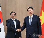 尹대통령, 베트남 총리 접견…에너지·핵심광물·방산 협력 논의