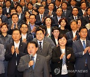 박수 받으며 발언하는 김병주 의원