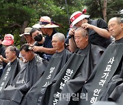 [포토] 삭발로 한우산업 안정화 촉구하는 전국한우협회 임원들