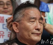 더불어민주당 독식 원구성에 항의 삭발하는 김기정 전 수원시의회 의장