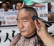 더불어민주당 독식 원구성에 항의 삭발하는 김기정 전 수원시의회 의장