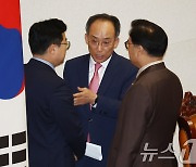 본회의 논의하는 국회의장·여야 원내대표