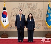 윤석열 대통령, 서민정 주노르웨이대사 신임장 수여