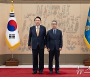 윤석열 대통령, 이장 주볼리비아대사 신임장 수여