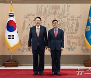 윤석열 대통령, 최진원 주몽골대사 신임장 수여