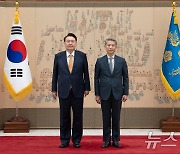 윤석열 대통령, 임주성 주그리스대사 신임장 수여