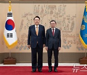 윤석열 대통령, 김득환 주과테말라대사 신임장 수여