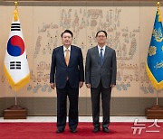 윤석열 대통령, 박종석 주쿠웨이트대사 신임장 수여