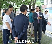 일일 일운면장 된 박종우 거제시장…주민숙원사업 현장 점검