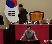 국회의장 “인사 안하나” 필리버스터 與의원 “인사받을 행동을 해야”