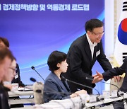 [사설] "文이 나라 말아먹었다"는 韓 총리, 아직도 前정부 타령인가