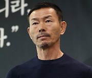 '아동학대 혐의' 손웅정 감독, 코치 2명 첫 검찰 소환조사