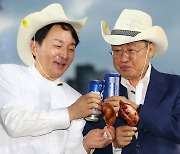 대구 간 원희룡, 홍준표와 닭다리 들고 '짠'…치맥페스티벌 개막