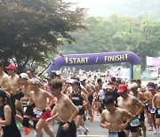 "더우니 벗고 뛴다"...알몸 마라톤 대회 개최