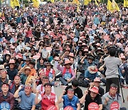 "소 한 마리당 230만 원 적자"…축산농가, 국회 앞 '한우 반납' 집회