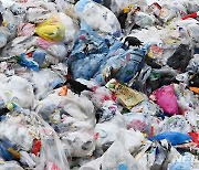 세계 일회용 비닐봉투 없는 날… 자원순환센터엔 폐비닐 가득 [뉴시스Pic]