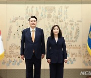 윤 대통령, 서민정 주노르웨이대사 신임장 수여