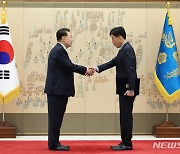 윤 대통령, 원도연 주우즈베키스탄 대사 신임장 수여