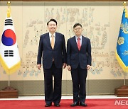 윤 대통령, 최진원 주 몽골대사 신임장 수여