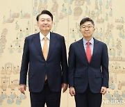윤 대통령, 최진원 주 몽골대사 신임장 수여