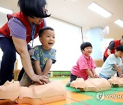 심폐소생술 배우는 어린이들