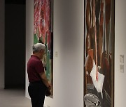 제임스 로젠퀴스트 작품 살펴보는 참석자들