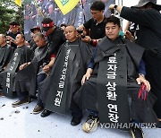 삭발하는 전국한우협회 임원들