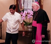 교황청 외무장관 안내하는 필리핀 대통령