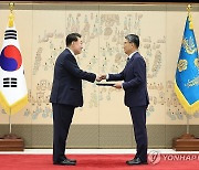윤석열 대통령, 김판규 주나이지리아 대사 신임장 수여