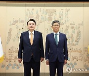 윤석열 대통령, 김판규 주나이지리아대사 신임장 수여