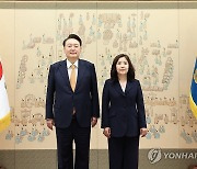 윤석열 대통령, 서민정 주노르웨이대사 신임장 수여