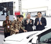 디 올 뉴 코나 일렉트릭 1호차에 서명하는 인도네시아 대통령