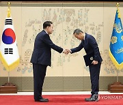 윤석열 대통령, 권혁운 주세네갈대사 신임장 수여