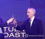 조태열 외교부 장관과 필립 골드버그 주한 미국대사 건배제의