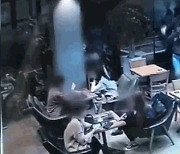 [사반 제보] 강남 카페서 '묻지마 빵 싸대기'...경찰은 '나몰라라'?