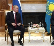 회담하는 푸틴 대통령과 토카예프 카자흐 대통령