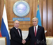 토카예프 카자흐 대통령과 악수하는 푸틴 대통령