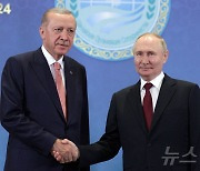 에르도안 튀르키예 대통령과 악수하는 푸틴 대통령
