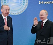 에르도안 튀르키예 대통령과 포즈 취하는 푸틴