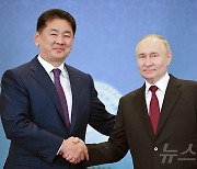 오흐나 후렐수흐 몽골 대통령과 악수하는 푸틴