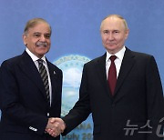 셰바즈 샤리프 파키스탄 총리와 악수하는 푸틴