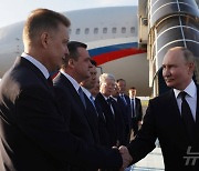 카자흐스탄 공항 도착해 영접 받는 푸틴 대통령