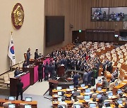 필리버스터 종료 두고 '충돌'...與 "국회의장 물러가라"