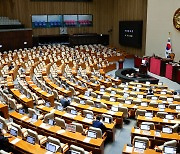 ‘채상병 특검’ 밤샘 필리버스터… 시작 20분만에 졸거나 자리뜨는 의원 속출