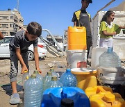 공동 수도에서 물 받는 팔레스타인 어린이들