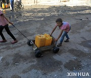 물 길어 돌아가는 팔레스타인 어린이들