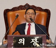 주호영 국회부의장, '지친듯 두 눈을 감고'