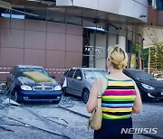 러시아의 드니프로 공습으로 파손된 자동차들
