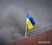 러시아 공습에 펄럭이는 우크라이나 국기